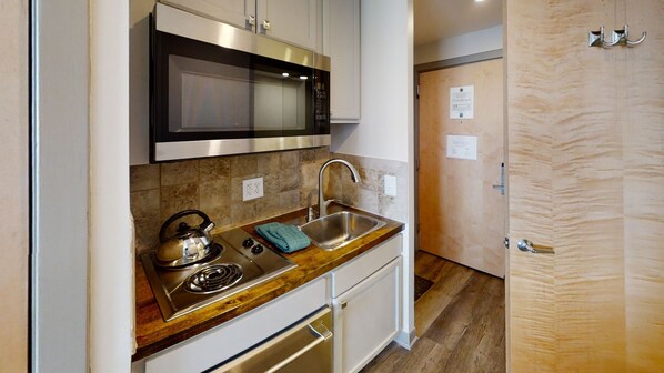 Refrigerador, microondas, cafetera/tetera, tostadora