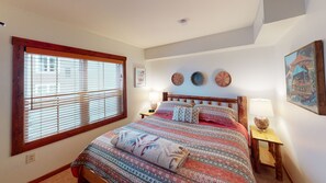 2 bedrooms, WiFi, bed sheets - Peaceful 2BR Highland House in heart of village! by RedAwning (Snowshoe)