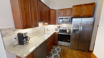 Kühlschrank, Mikrowelle, Ofen, Geschirrspüler