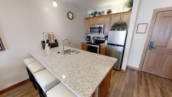 Fridge, microwave, oven, coffee/tea maker