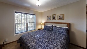 4 bedrooms, WiFi, bed sheets - Serene 4BR Alpine Retreat by RedAwning (Snowshoe)