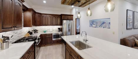 Een magnetron, een vaatwasser, een koffiezetapparaat/waterkoker