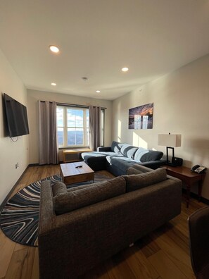 TV - Inviting 2BR Expedition Station Unit by RedAwning (Snowshoe)