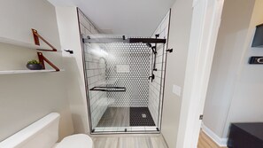 Regadera, secadora de cabello, toallas