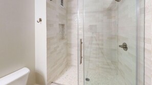 Douche, sèche-cheveux, serviettes fournies