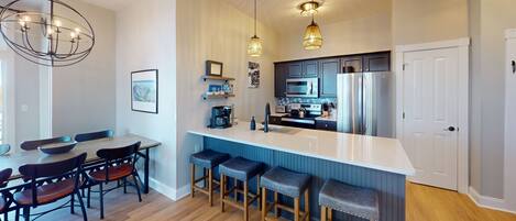 Kjøleskap, mikrobølgeovn, ovn og oppvaskmaskin