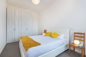 Condo, sacada, vista para a colina | 1 quarto, espaço de trabalho para notebook