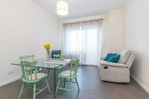 Appartement, balkon, uitzicht op heuvels | Dineren op de kamer