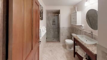 Ducha, secador de pelo y toallas