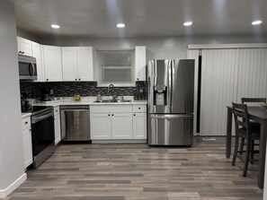 Refrigerador, microondas, horno, placa de cocina