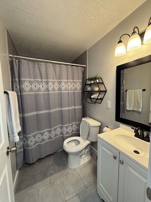 Toallas, shampoo, papel de baño