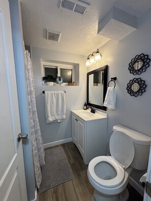 Toallas, shampoo, papel de baño