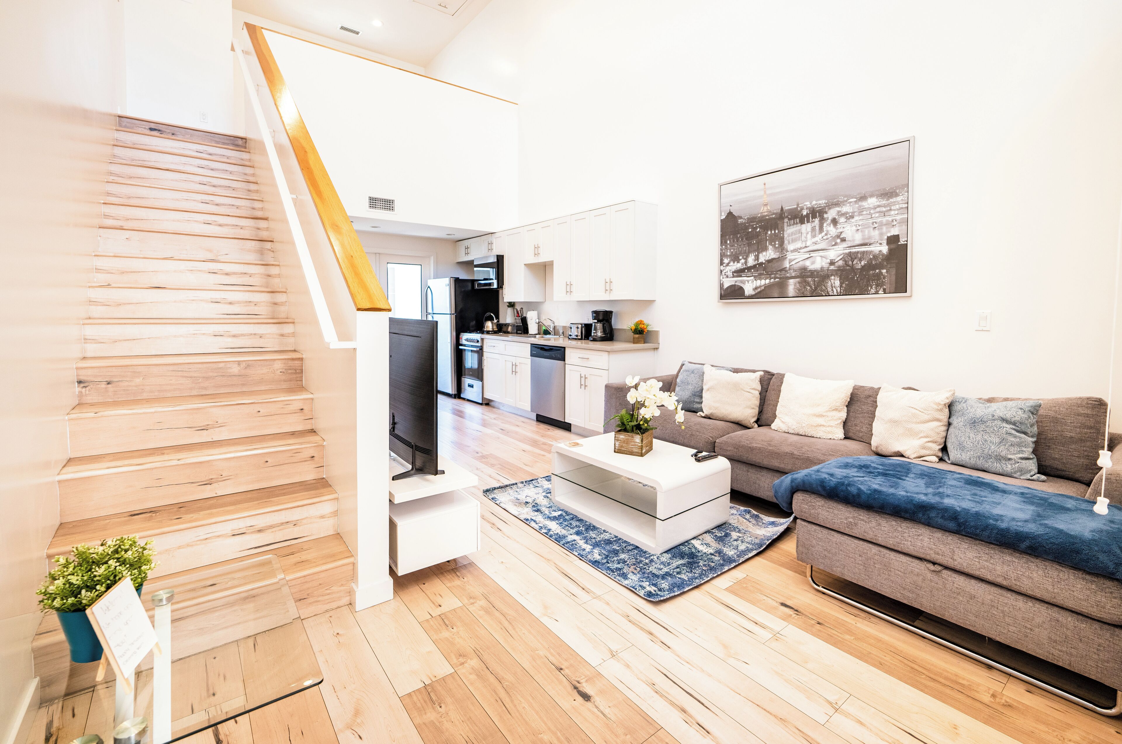 Modern 1-Bedroom Loft with Balcony & Private Parking in Hollywood / Koreatown