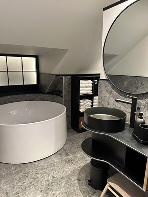 Sèche-cheveux, serviettes fournies, savon, shampoing