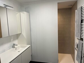 Douche, serviettes fournies, shampoing, papier toilette