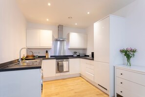 Fridge, microwave, oven, stovetop - The Albany - Exclusive Apartment in the Heart of Redhill (Redhill)