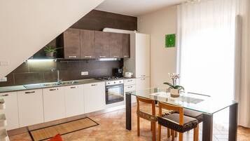 Jääkaappi, uuni, liesi, astianpesukone