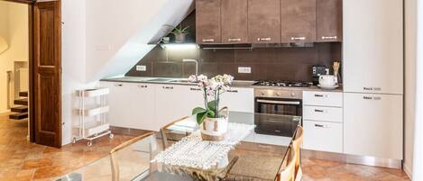 Geladeira, fogão, cooktop, lava-louças