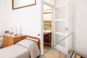 1 habitación, escritorio, tabla de planchar con plancha y wifi