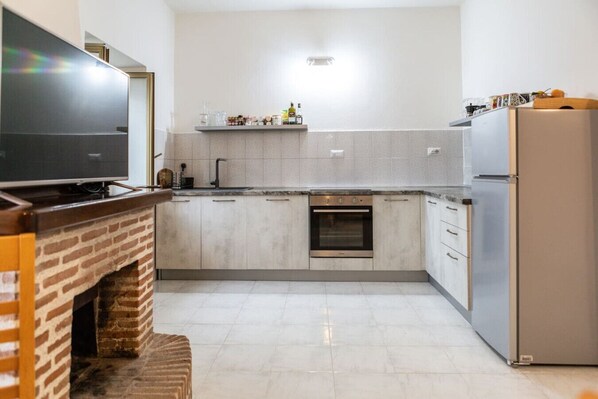 Fridge, oven, stovetop, coffee/tea maker