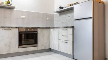 Frigorifero, forno, piano cottura, macchina per tè/caffè