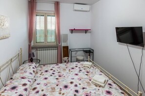 1 habitación, tabla de planchar con plancha y wifi 