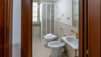 Hårtork och handdukar