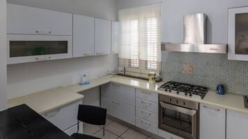 Geladeira, fogão, cooktop, lava-louças