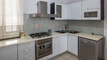 Fridge, oven, stovetop, dishwasher