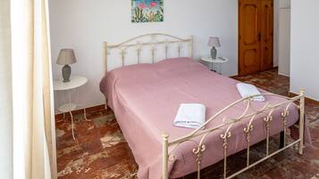 1 dormitorio, tabla de planchar con plancha, wifi