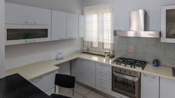 Frigorifero, forno, piano cottura, lavastoviglie