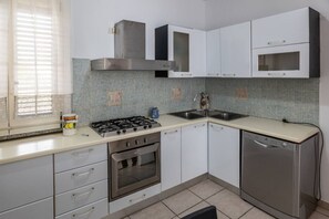 Fridge, oven, stovetop, dishwasher