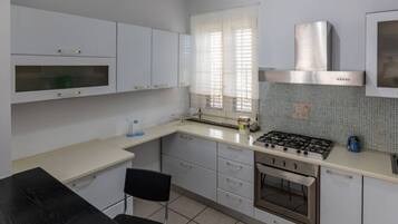 Refrigerador, horno, parrilla de estufa y lavavajillas