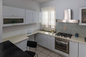 Frigorifero, forno, piano cottura, lavastoviglie