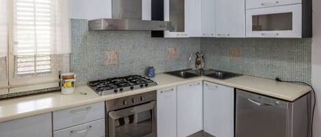 Køleskab, ovn, kogeplade, opvaskemaskine