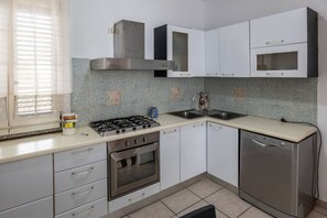 Fridge, oven, stovetop, dishwasher