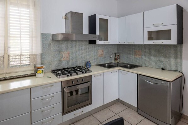 Réfrigérateur, four, plaque de cuisson, lave-vaisselle