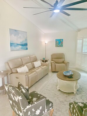 Smart-TV, Tischtennisplatte, Stereoanlage