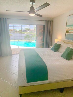 3 bedrooms, iron/ironing board, travel cot, free WiFi - SENSATIONAL!! WATER-VIEW, LUXURY REMODEL, SUNNY HEATED POOL, HUGE 145’ SEA WALL (Punta Gorda)