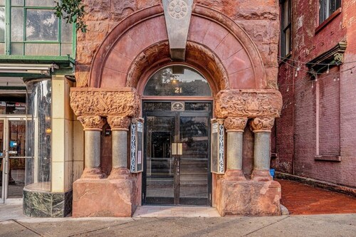 Modern Blues - Downtown Location with Parking