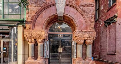 Modern Blues - Downtown Location with Parking