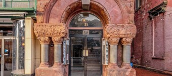 Modern Blues - Downtown Location with Parking