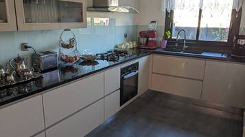 Een koelkast, een microgolfoven, een oven, een kookplaat