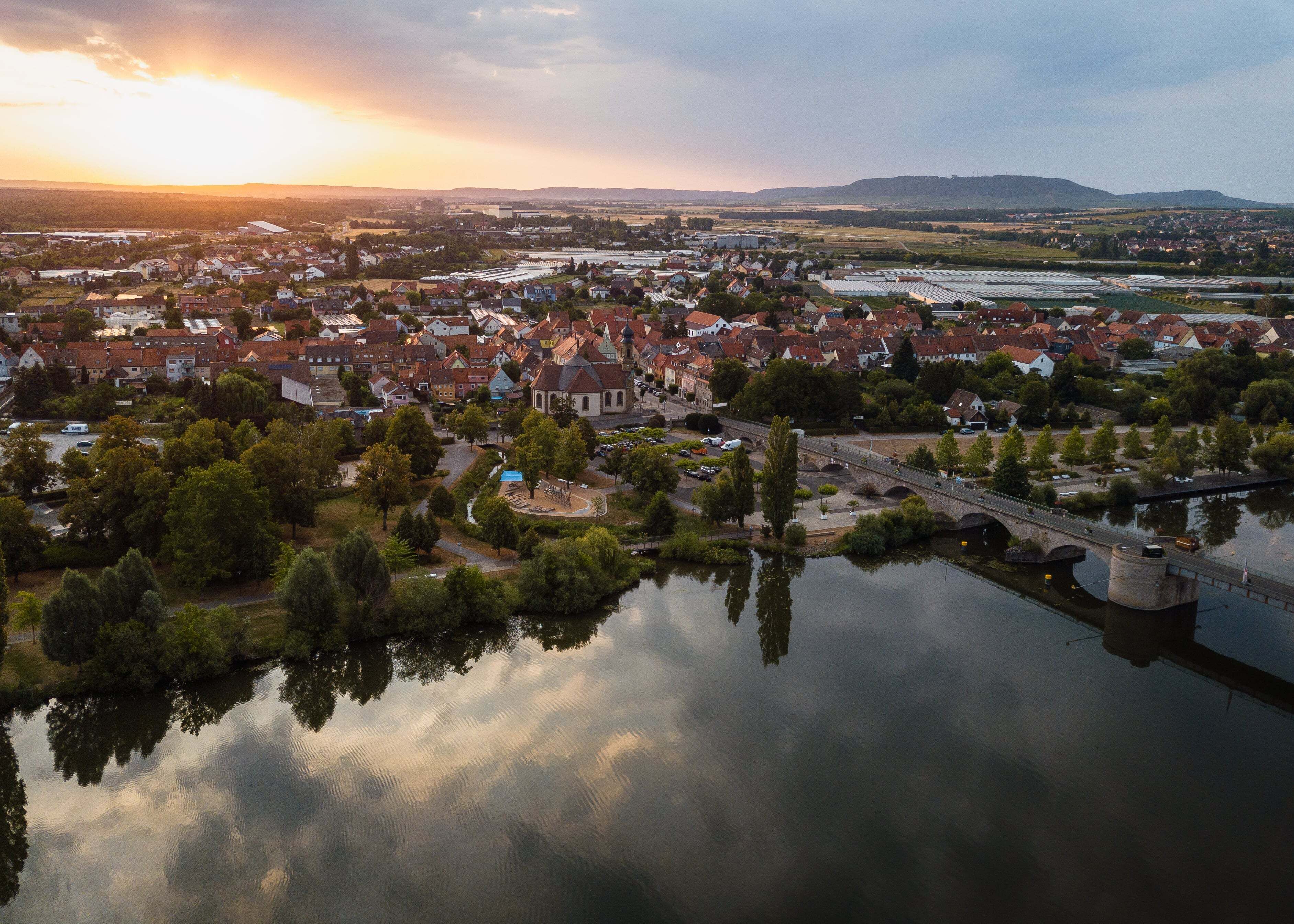 Eine Stadt mit Fluss, Brücken und einer Mischung aus Wohn- und Geschäftsgebäuden.
