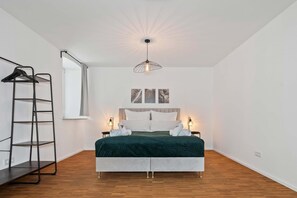 2 habitaciones, caja de seguridad en la habitación y escritorio