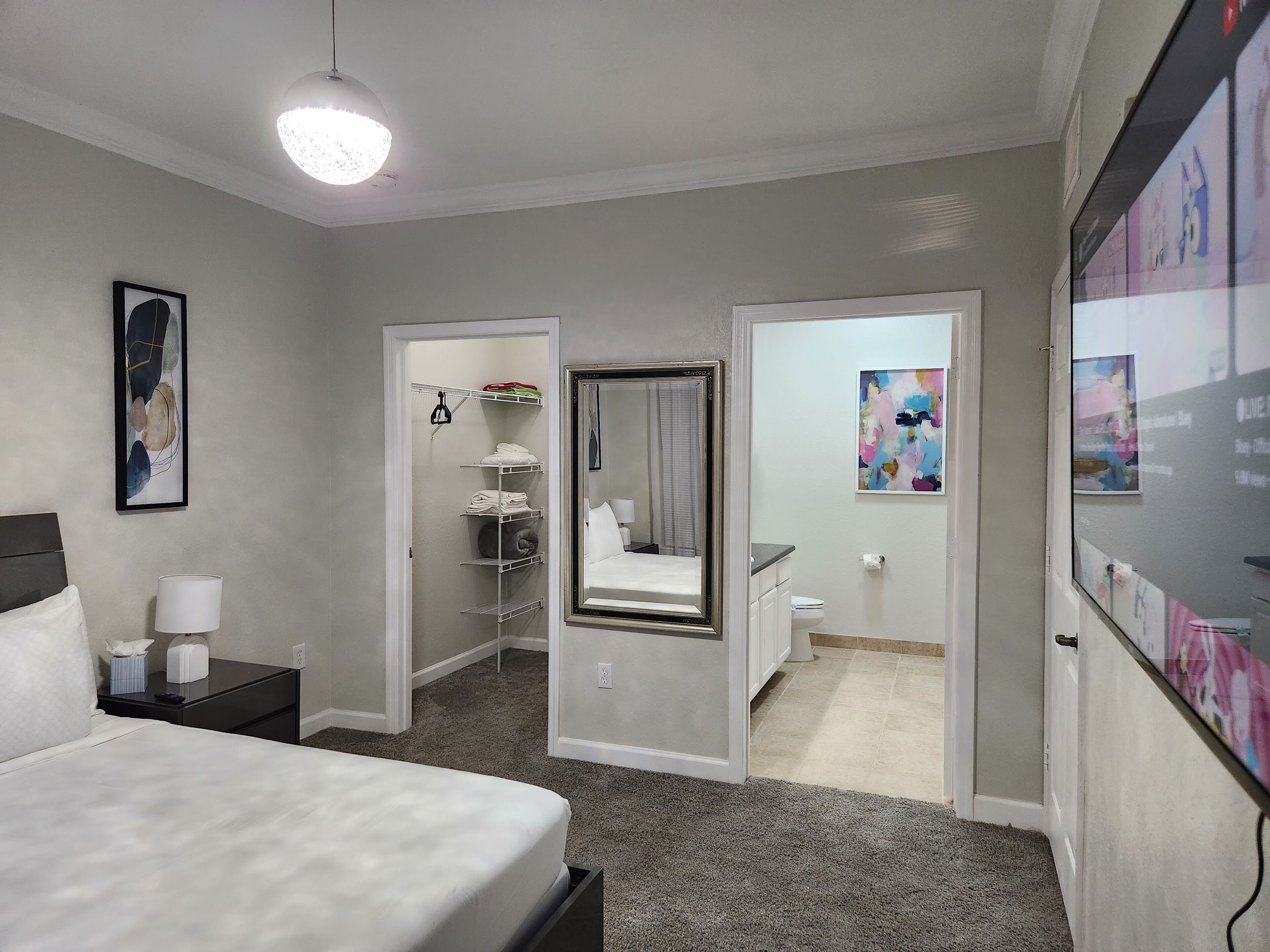 2 quartos, ferros/tábuas de passar roupa, berço de viagem