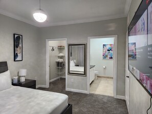 2 bedrooms, iron/ironing board, travel cot, free WiFi - Relax and indulge in a king-size bed luxury Suite (Davenport)