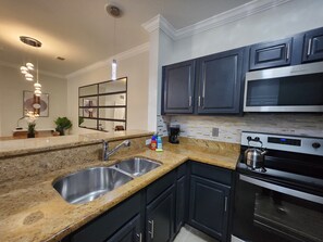 Fridge, microwave, oven, stovetop - Relax and indulge in a king-size bed luxury Suite (Davenport)