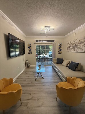 Smart TV, video games - Relax and indulge in a king-size bed luxury Suite (Davenport)