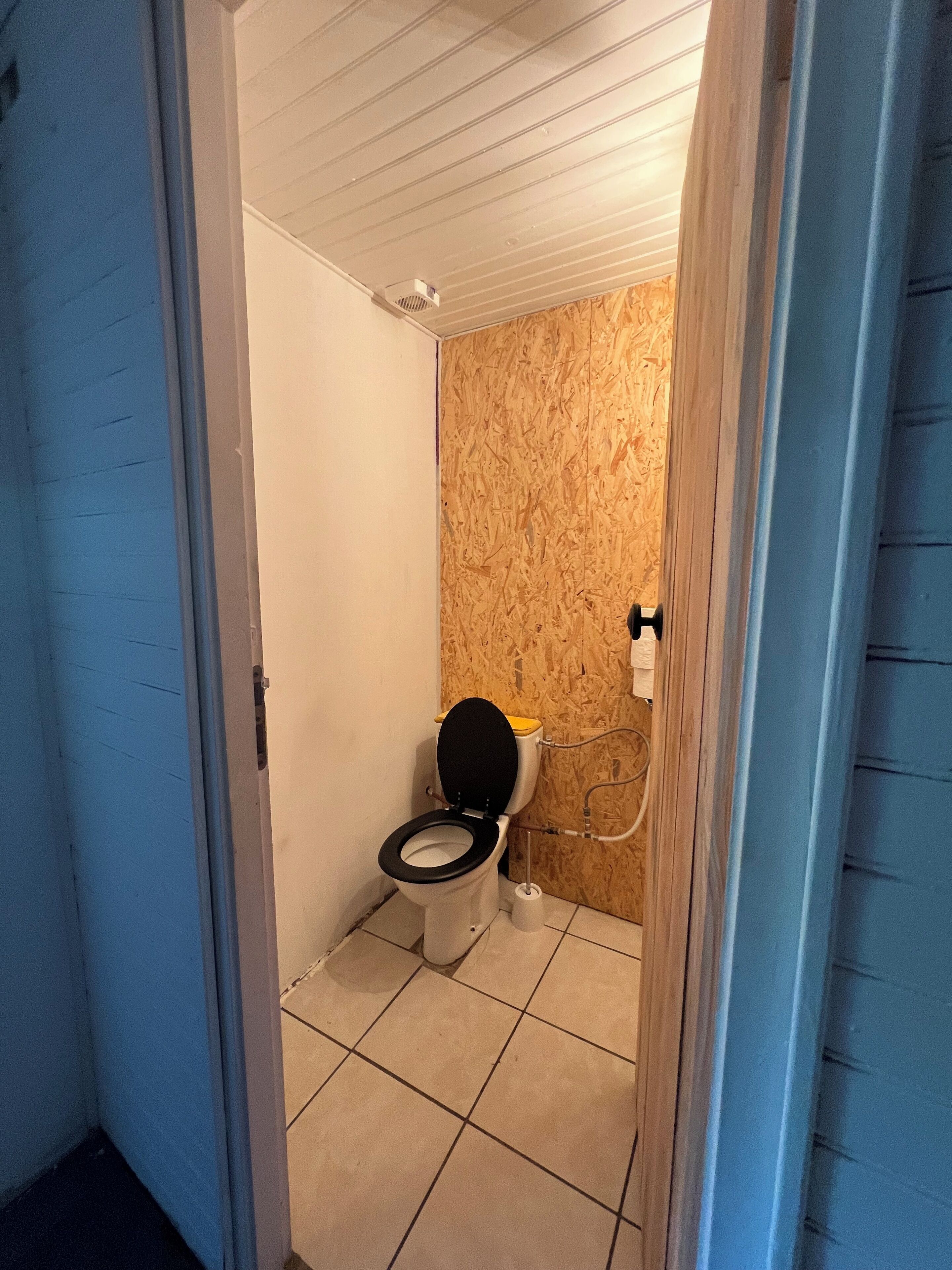 Dusj, hårføner, håndklær og såpe